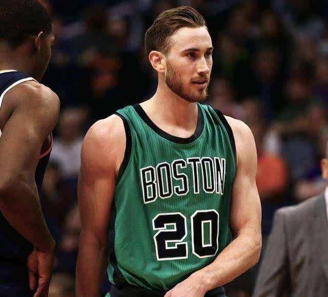 香港赛陈雨菲何冰娇晋级 李俊慧／刘雨辰横扫过首轮.