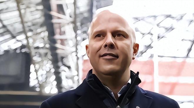 罗马诺：什琴斯尼目前正在接受体检，他即将加盟巴萨