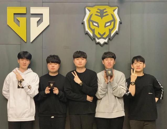 足球——欧冠：巴塞罗那队晋级八.